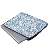 Ornate Blue and White Floral Vines Pattern Laptopschutzhülle (Vorne Knopf)