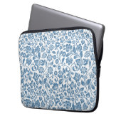 Ornate Blue and White Floral Vines Pattern Laptopschutzhülle (Vorderseite Links)