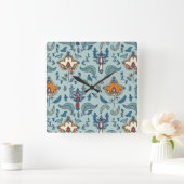 Ornate floral pattern on a pale blue background quadratische wanduhr (Zuhause)