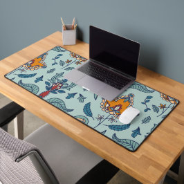 Ornate floral pattern on a pale blue background schreibtischunterlage