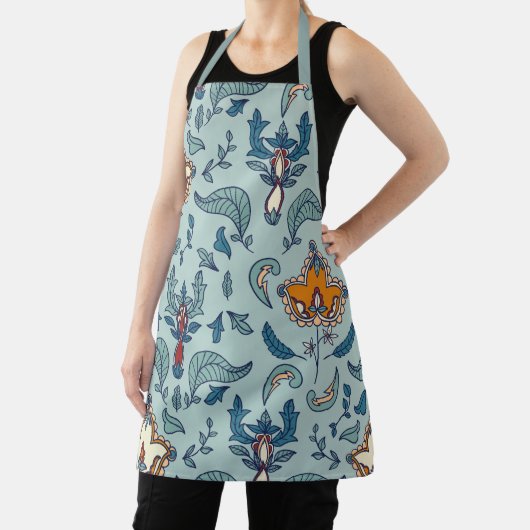 Ornate floral pattern on a pale blue background schürze (InSitu)