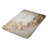 Ornate Gold Flourish Bath Mat Badematte (Schrägansicht)