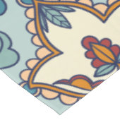 Ornates Blumenmuster auf einem hellblauen Hintergr Tischdecke (Schrägansicht)