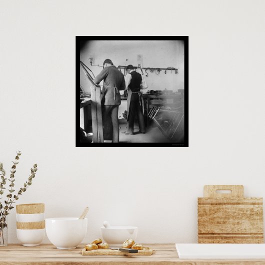 Orville Wright im Wright Bicycle Shop 1897 Poster (Küche)