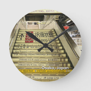 Osaka Japan Bahnhof Treppe Runde Wanduhr
