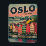 Oslo farbenfrohe Häuser Norwegen Vintag und Gesche Magnet<br><div class="desc">Oslo ist die Hauptstadt Norwegens, bekannt für ihre schönen Fjorde, die Wikingergeschichte und moderne Gebäude wie die Oper. Es ist ein Ort, wo man Schlösser, Parks und viel Natur sehen kann. Passen Sie Geschenke über Oslo an, um sich an Ihren Besuch zu erinnern oder mit Freunden zu teilen! Machen Sie...</div>