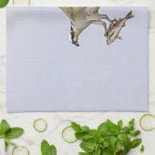 Osprey, der durch eine rotgeflügelte Amsel gejagt Geschirrtuch (Gefaltet)