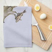 Osprey, der durch eine rotgeflügelte Amsel gejagt Geschirrtuch (Viertel Falte)