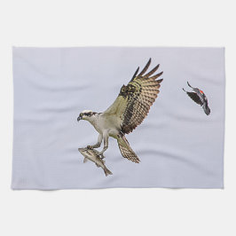 Osprey, der durch eine rotgeflügelte Amsel gejagt Geschirrtuch