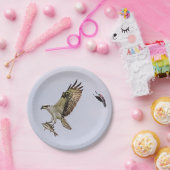 Osprey, der durch eine rotgeflügelte Amsel gejagt Pappteller (Party)