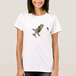 Osprey, der durch eine rotgeflügelte Amsel gejagt T-Shirt