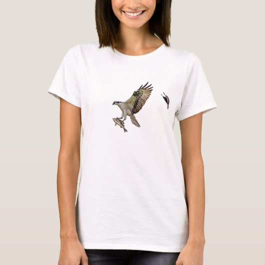 Osprey, der durch eine rotgeflügelte Amsel gejagt T-Shirt (Vorderseite)