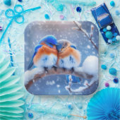 Ost-Bluebirds schnuppern auf einer verschneiten Zw Pappteller (Party)