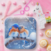 Ost-Bluebirds schnuppern auf einer verschneiten Zw Pappteller (Party)