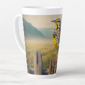 Ost-Meadowlark auf einem rustikalen Zaun Milchtasse (Linke Ecke)