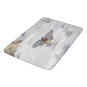 Ostdrosseltanzen im Schnee Badematte (Schrägansicht)