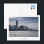 Ostende Coastal City Skyline, Belgien Postkarte<br><div class="desc">Eine ruhige Seele mit der City Skyline von Ostende in Westflandern,  Belgien im Hintergrund. Ein Steg projektiert in das Wasser,  mit roten öffentlichen Kunstwerken "Gesteinskanten",  die sich mit den Grautönen der Gebäude und des Himmels abheben. Eine großartige Andenken-Postkarte Ihrer Reise an die belgische Küste.</div>