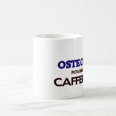 Osteopath angetrieben durch Koffein Kaffeetasse (Mittel)