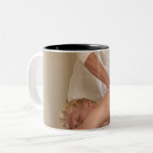 Osteopath/Chiropraktor, der zurück manipuliert Zweifarbige Tasse (Vorderseite Links)