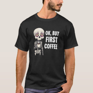 Osteopath, der erste Kaffee Lover Skelett müde T-Shirt