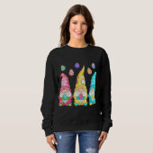 Osterbaumjagd - Niedliche Gnome-Holding Eas Sweatshirt (Vorne ganz)