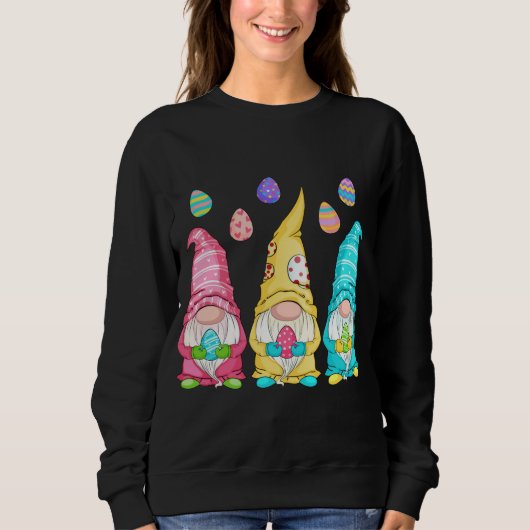 Osterbaumjagd - Niedliche Gnome-Holding Eas Sweatshirt (Vorderseite)