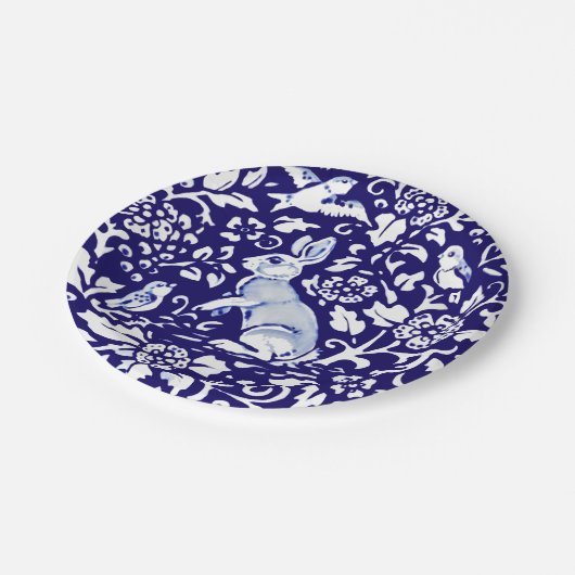 Osterblaues Weißes Kaninchen Stehend Bunny Delft Pappteller (Schrägansicht)