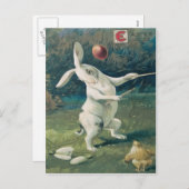 Osterbunny Chick Playing Lilie Feiertagspostkarte (Vorne/Hinten)