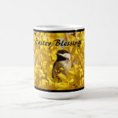 Osterchickadee Bird in Tasse Gelbe Blumen (Mittel)