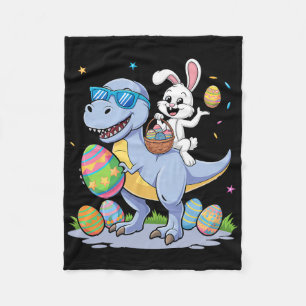 Osterdinosaurier T-rex und sonniges Holding Farbe Fleecedecke
