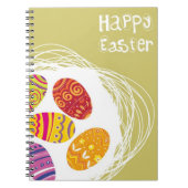 Osterei im Nest auf grünem Hintergrund Notizblock (Vorderseite)