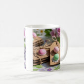 Ostereier auf Gartentisch Kaffeetasse (VorderseiteRechts)