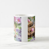 Ostereier auf Gartentisch Kaffeetasse (Mittel)