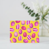 Ostereier Gelb und Rosa Muster Feiertagspostkarte (Stehend Vorderseite)