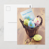 Ostereier in einem Korb mit Notizzettel Postkarte (Vorne/Hinten)