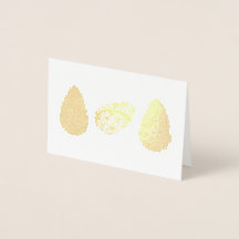 Ostereier in verschiedenen Farben und Pappe