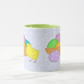 Ostereier und Tasse von Küken (Zentrum)