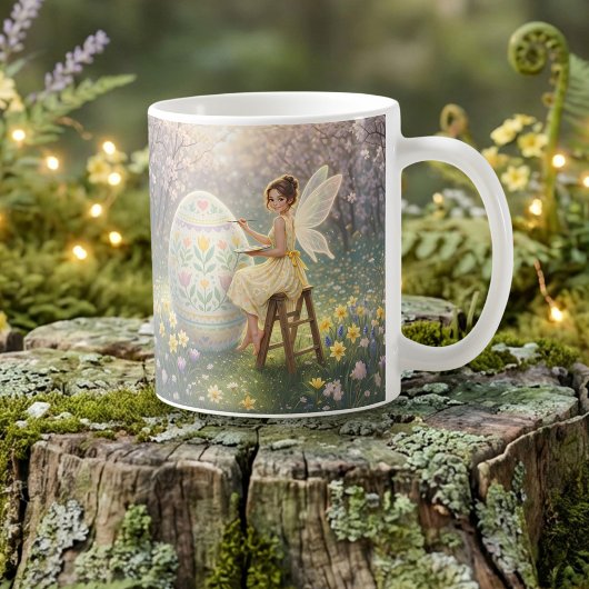 Osterfee malt Ostereier im Frühling Kaffeetasse