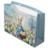 Osterhase auf einer Wiese Große Geschenktüte (Rückseite Schrägansicht)
