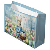 Osterhase auf einer Wiese Große Geschenktüte (Vorderseite Schrägansicht)