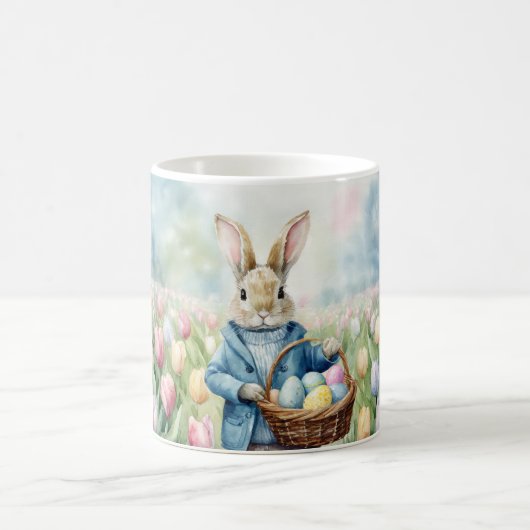 Osterhase auf einer Wiese Kaffeetasse (Mittel)