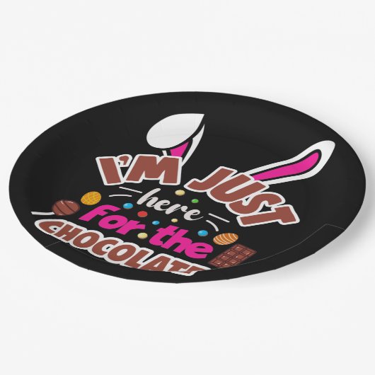 Osterhase Ich bin nur für die Schokolade hier Pappteller (Schrägansicht)