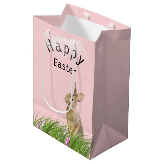 Osterhase im Gras mit Eiern Mittlere Geschenktüte (Vorderseite Schrägansicht)
