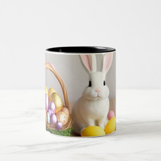Osterhase im Korb Zweifarbige Tasse (Mittel)
