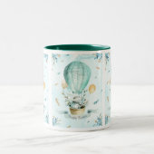 Osterhase in einem Korb und Frühjahrsballon Zweifarbige Tasse (Mittel)