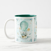 Osterhase in einem Korb und Frühjahrsballon Zweifarbige Tasse (Links)