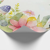 Osterhase mit bemalten Eiern im Garten Geschenkpapier (Ecke)