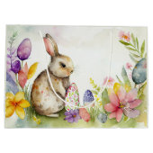 Osterhase mit bemalten Eiern im Garten Große Geschenktüte (Rückseite)