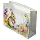 Osterhase mit bemalten Eiern im Garten Große Geschenktüte (Rückseite Schrägansicht)