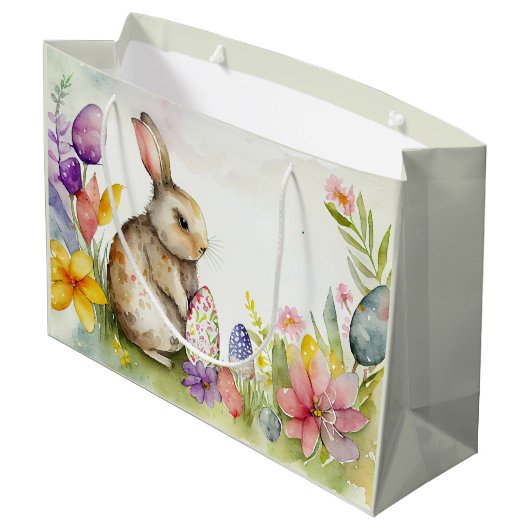Osterhase mit bemalten Eiern im Garten Große Geschenktüte (Rückseite Schrägansicht)